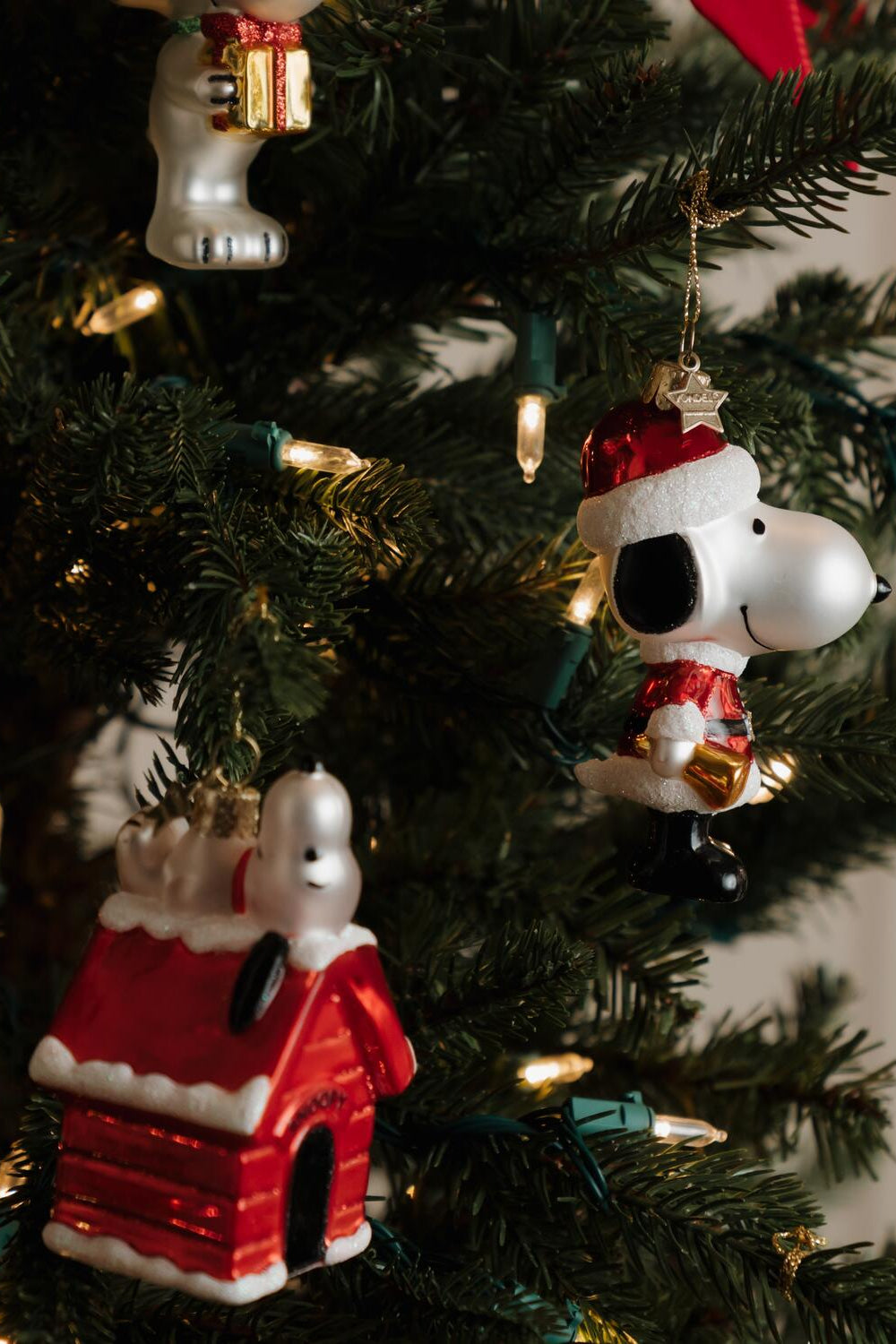 Snoopy ovenpå hundehus juleophæng – H10 cm